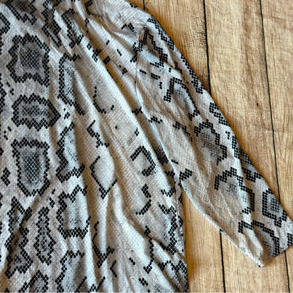 SUNSENSE by JAMIE SADOCK Ultralight Gray Black Snakeskin Print Sz XL Longsleeve - Picture 12 of 13